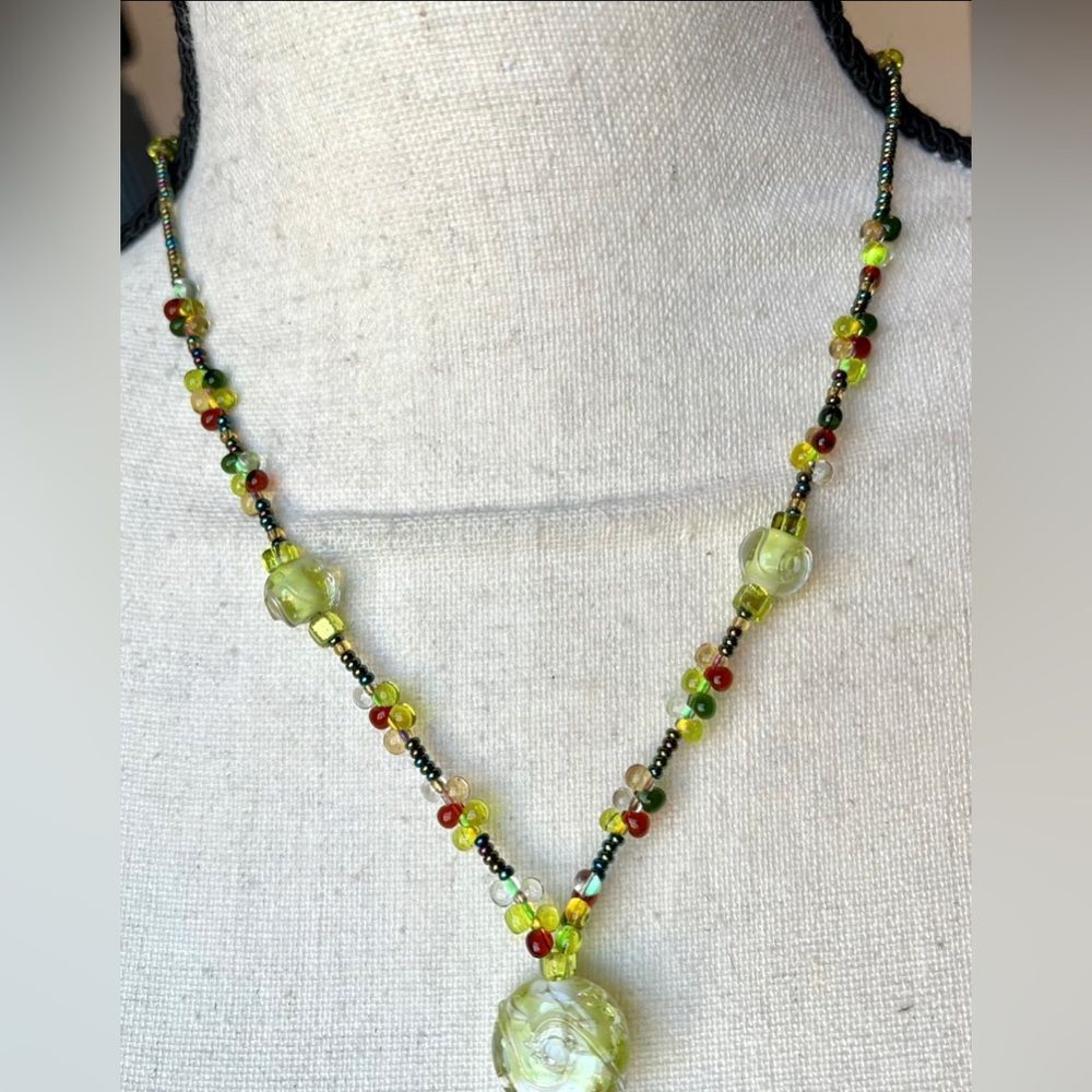Glass bead necklace lime + w/black pendant - Picture 5 of 10